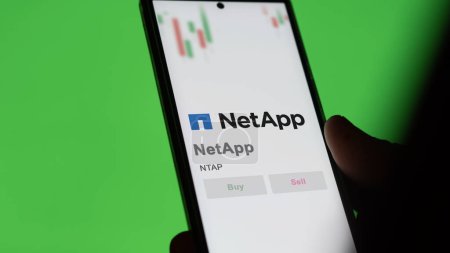 Téléchargez les photos : 09 avril 2024, San Jose, Californie. Gros plan sur le logo de NetApp à l'écran d'un échange. Stocks de prix NetApp, $NTAP sur un appareil. - en image libre de droit