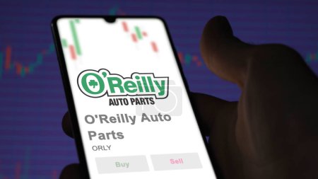 Téléchargez les photos : 09 avril 2024, Springfield, Missouri. Gros plan sur le logo de O'Reilly Auto Parts à l'écran d'un échange. O'Reilly Auto Parts actions de prix, $ORLY sur un appareil. - en image libre de droit