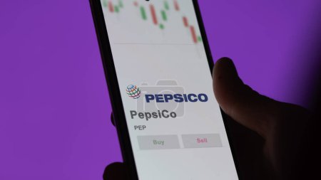 Téléchargez les photos : 09 avril 2024, Purchase, New York. Gros plan sur le logo de PepsiCo sur l'écran d'un échange. Stocks de prix PepsiCo, $PEP sur un appareil. - en image libre de droit