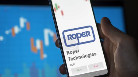 Téléchargez les photos : 09 avril 2024, Sarasota, Floride. Gros plan sur le logo de Roper Technologies à l'écran d'un échange. Stock de prix de Roper Technologies, $ROP sur un appareil. - en image libre de droit