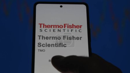 Téléchargez les photos : 09 avril 2024, Waltham, Massachusetts. Gros plan sur le logo de Thermo Fisher Scientific à l'écran d'un échange. Thermo Fisher Stock de prix scientifique, $TMO sur un appareil. - en image libre de droit