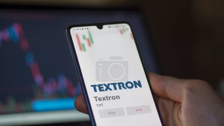 Foto de 09 de abril de 2024, Providence, Rhode Island. Primer plano en el logotipo de Textron en la pantalla de un intercambio. Acciones de precio de Textron, $TXT en un dispositivo. - Imagen libre de derechos