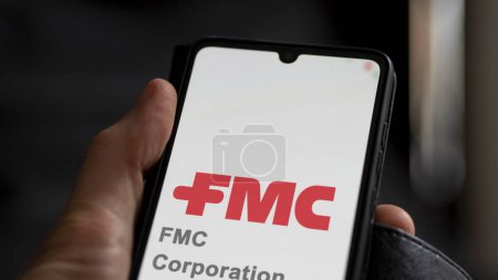 Foto de 09 de abril 2024, Filadelfia, Pensilvania. Primer plano en el logotipo de FMC Corporation en la pantalla de un intercambio. acciones de precios de FMC Corporation, $FMC en un dispositivo. - Imagen libre de derechos