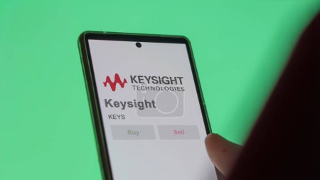 Foto de 09 de abril de 2024, Santa Rosa, California. Primer plano en el logotipo de Keysight en la pantalla de un intercambio. Acciones de precios de Keysight, $KEYS en un dispositivo. - Imagen libre de derechos