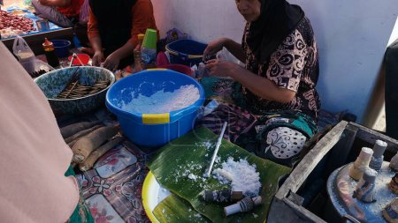 Téléchargez les photos : Pinrang indonesia, 18 juin 2023 : activités matinales des vendeurs et acheteurs sur les marchés traditionnels, vendeurs de poisson, épices, légumes, poissons et aliments prêts-à-manger. Indonésie asie - en image libre de droit