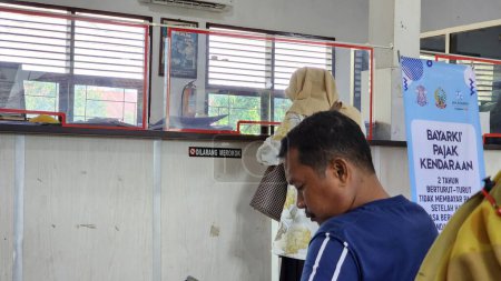 Téléchargez les photos : Pinrang indonesia 05 juillet 2023 : Pinrang Samsat Office, Samsat Office pour le processus d'enregistrement, d'identification et de paiement de la taxe sur les véhicules. - en image libre de droit