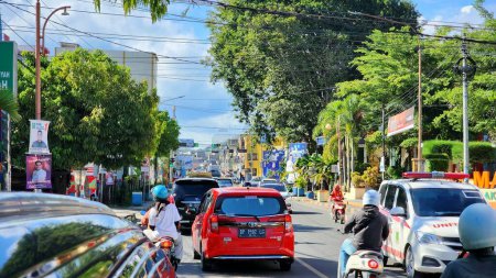 Téléchargez les photos : Le cœur physique de la ville du district de Pinrang vers Jalan Sultan Hasanuddin, pendant la journée en été, pinrang indonesia 09 juillet 2023 - en image libre de droit