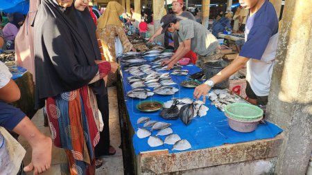 Téléchargez les photos : Pinrang Indonésie, 23 juillet 2023 : marchés traditionnels indonésiens, épicerie et électroménager, activités sur les marchés traditionnels, marchés traditionnels forts, pinrang sulsel Indonésie - en image libre de droit
