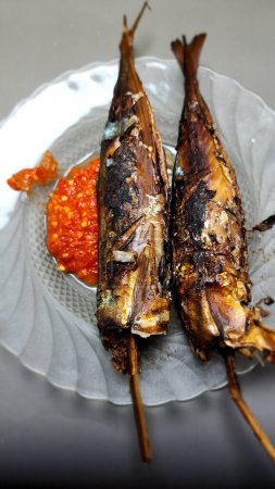 Téléchargez les photos : Menu de poisson grillé simple super épicé, fait maison, asiatique indonésien - en image libre de droit