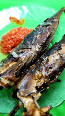 Téléchargez les photos : Menu de poisson grillé simple super épicé, fait maison, asiatique indonésien - en image libre de droit