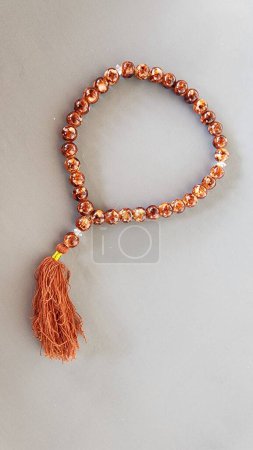 Téléchargez les photos : Un bracelet tasbih de petite taille, fait de perles de plastique, comme un outil pour prier pour les musulmans à leur dieu, fabriqué en Indonésie - en image libre de droit