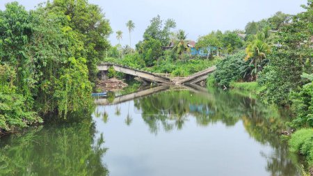 Téléchargez les photos : Le pont en béton de Bamba dans le district de Pinrang est brisé, les piliers du pont en béton s'effondrent, Asie Indonésie - en image libre de droit