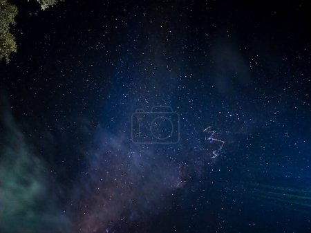 Foto de Hermoso cielo nocturno con luz de estrellas y rayos de luz cometa, Asia indonesia - Imagen libre de derechos