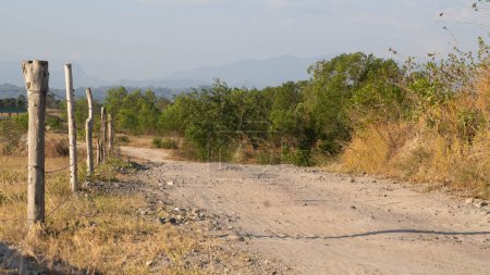 Téléchargez les photos : Chemin de terre rocheux, sec et stérile, prairies herbeuses en été, village de Malimpung Pinrang, Asie Indonésie - en image libre de droit