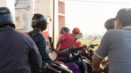 Téléchargez les photos : Pinrang Indonésie, 12 octobre 2023 : (Pertamina), Stations de ravitaillement en véhicules automobiles, stations essence et diesel. Portrait de l'après-midi, Asie Indonésie - en image libre de droit