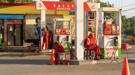 Foto de Pinrang Indonesia, 12 de octubre de 2023: (Pertamina), Estaciones de servicio de vehículos de motor, estaciones de gasolina y diesel. Retrato de la tarde, Asia Indonesia - Imagen libre de derechos