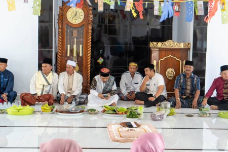 Téléchargez les photos : Pinrang Indonésie, 5 novembre 2023 : Peuple musulman lors d'événements culturels et religieux dans le village de Masolo Pinrang pendant la journée, Asie Indonésie - en image libre de droit