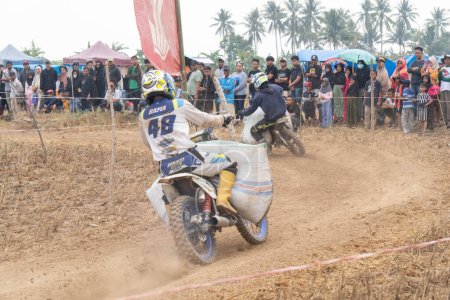 Téléchargez les photos : Pinrang Indonésie, 17 novembre 2023 : Compétition de course de taxi et de moto cross, festival annuel de la récolte dans le village de Masolo Pinrang Asie Indonésie - en image libre de droit