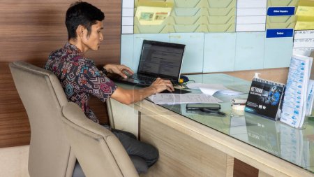 Foto de Pinrang Indonesia, 19 de diciembre de 2023: sala de informes, administración e inscripción de reclamaciones de servicios y seguros, Kalla Toyota Pare-Pare, South Sulawesi, Indonesia - Imagen libre de derechos