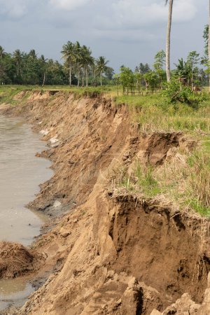 Catastrophe d'abrasion de la rivière Saddang dans le sous-district de Teppo, district de Pinrang, Sulawesi Sud, provoquant l'érosion de centaines d'hectares de terres agricoles des résidents