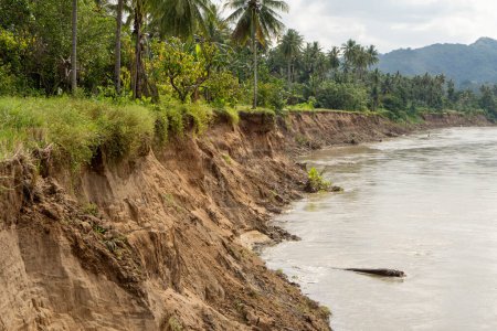 Abriebkatastrophe am Saddang-Fluss im Unterbezirk Teppo, Bezirk Pinrang, Südsulawesi, bei der hunderte Hektar landwirtschaftliches Land der Bewohner erodiert wurden