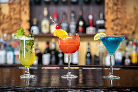 Téléchargez les photos : De nombreux types de cocktails sur le bar du restaurant. Mojito, Sexe sur la plage et bleu Hawaï. - en image libre de droit