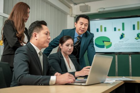 Téléchargez les photos : Homme d'affaires asiatique moderne avec une grande confiance Engagé à travailler ensemble comme une équipe harmonieuse Avoir une réunion de planification professionnelle à l'entreprise - en image libre de droit