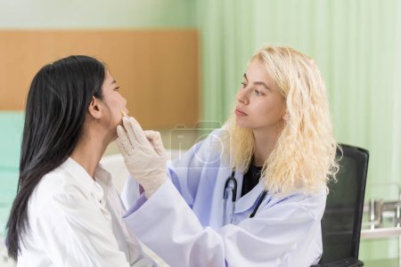 Téléchargez les photos : Femme consultant sur Chirurgien esthétique et faire des injections de Botox sur le visage pour les procédures de beauté. Chirurgie plastique face à la femme - en image libre de droit