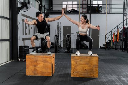 Foto de Los hombres y mujeres asiáticos tienen un cuerpo fuerte, buena salud, les encanta hacer ejercicio. Están haciendo ejercicio juntos en el gimnasio divirtiéndose. - Imagen libre de derechos