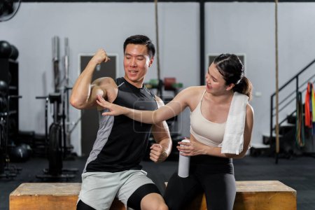 Téléchargez les photos : Les hommes et les femmes asiatiques ont un corps fort, une bonne santé, l'amour de l'exercice. Ils font de l'exercice ensemble au gymnase en s'amusant. - en image libre de droit