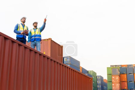 Foto de Dos ingenieros masculinos en una compañía naviera de contenedores Consultoría para verificar el pedido del contenedor que es responsable - Imagen libre de derechos