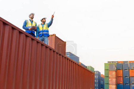 Foto de Dos ingenieros masculinos en una compañía naviera de contenedores Consultoría para verificar el pedido del contenedor que es responsable - Imagen libre de derechos