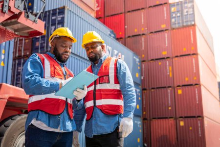 Zwei männliche Ingenieure in einer Containerreederei Consulting, um die Bestellung für den Container, der verantwortlich ist, zu überprüfen