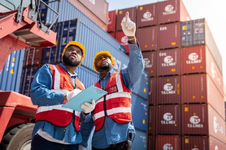 Zwei männliche Ingenieure in einer Containerreederei Consulting, um die Bestellung für den Container, der verantwortlich ist, zu überprüfen