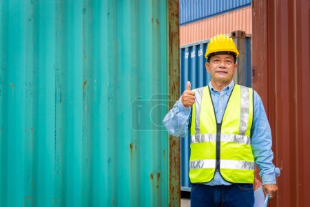 Foto de Ingenieros masculinos en una compañía naviera de contenedores Consultoría para verificar el pedido del contenedor que es responsable - Imagen libre de derechos