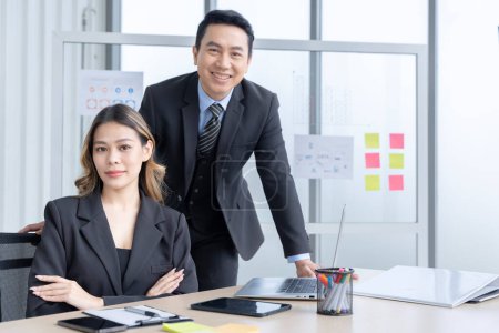 Téléchargez les photos : Groupe d'hommes et de femmes d'affaires asiatiques en Thaïlande Travailler ensemble au bureau de l'entreprise pour une réunion de consultation conjointe. - en image libre de droit