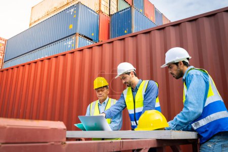 Gruppe männlicher Ingenieure in einer Containerreederei Beratung, um die Bestellung für den Container, der verantwortlich ist, zu überprüfen