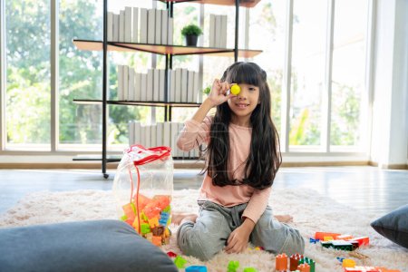 Téléchargez les photos : Asiatique fille photos Jouer bloc puzzle jeux à la maison ensemble avoir du plaisir et le bonheur. - en image libre de droit