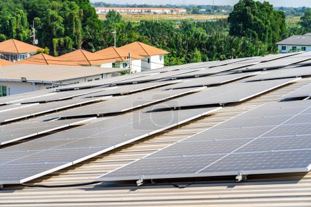 Foto de Many solar panels are installed on the factory roof. - Imagen libre de derechos