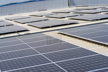 Foto de Many solar panels are installed on the factory roof. - Imagen libre de derechos
