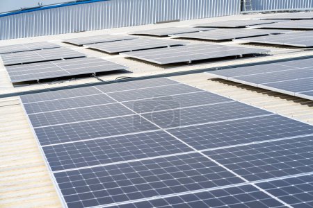 Téléchargez les photos : Many solar panels are installed on the factory roof. - en image libre de droit