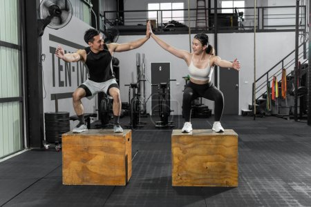 Foto de Asian men and women Have a strong body, good health, love to exercise. They are exercising together at the gym having fun. - Imagen libre de derechos