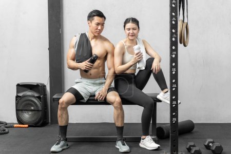 Téléchargez les photos : Asian men and women Have a strong body, good health, love to exercise. They are exercising together at the gym having fun. - en image libre de droit