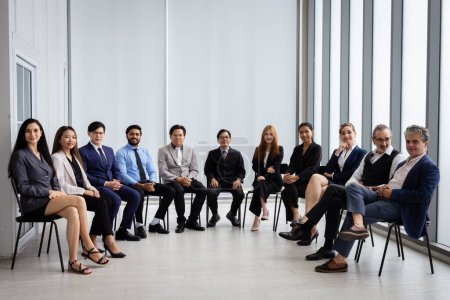 Téléchargez les photos : Groupe d'hommes d'affaires multiethniques Réunissez-vous pour une réunion de remue-méninges pour faire avancer les affaires. - en image libre de droit