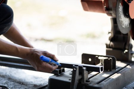Téléchargez les photos : Un forgeron utilise un aiguiseur, des étincelles sortent en coupant. - en image libre de droit