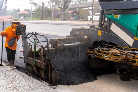 Foto de Las máquinas están vertiendo asfalto para construir carreteras para los coches. - Imagen libre de derechos