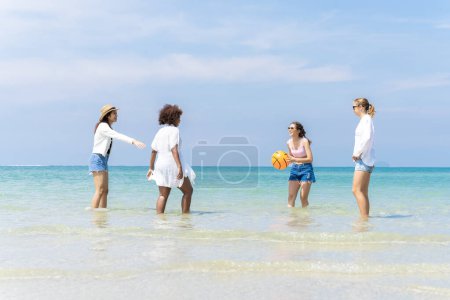 Foto de Foto de un grupo de chicas de diferentes etnias corriendo y divirtiéndose juntas en la playa. en un día fresco - Imagen libre de derechos