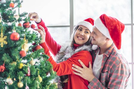 Téléchargez les photos : Un jeune couple fête son Noël ensemble heureux à la maison. - en image libre de droit