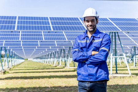 Foto de Ingenieros eléctricos están examinando las condiciones de trabajo de muchos paneles solares para permitir la generación continua de energía a partir de energía solar. - Imagen libre de derechos