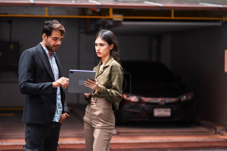 Téléchargez les photos : Vendeur de voitures parlant à un client masculin - en image libre de droit